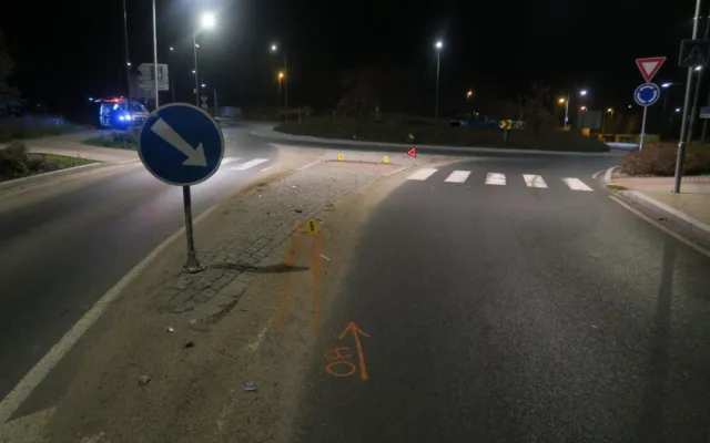 Řidič v Jablonci nad Nisou narazil do středu kruhového objezdu. Chtěl se vyhnout kočce