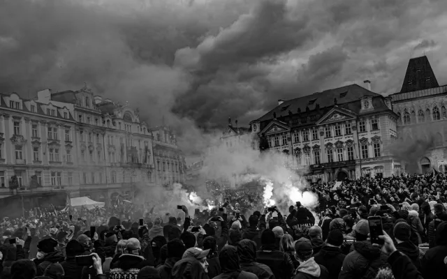 Nezapomenu na doktora, jak dceři pacienta oznamuje, že nemá smysl tatínka dál udržovat na přístrojích, říká režisér Klusák