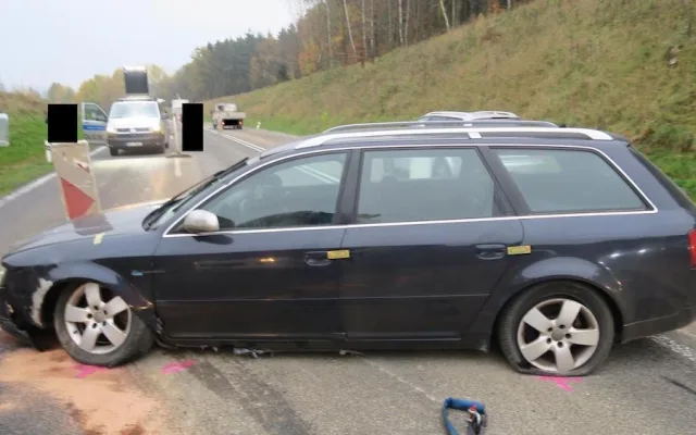 Honička u Jítravy. Ujíždějící auto zastavil až zastavovací pás, silnice byla uzavřená