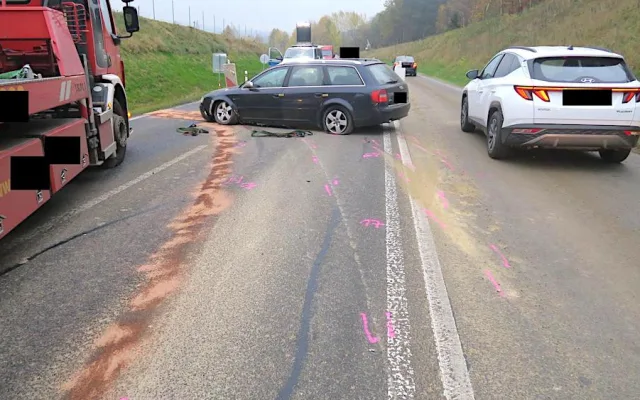 Honička u Jítravy. Ujíždějící auto zastavil až zastavovací pás, silnice byla uzavřená