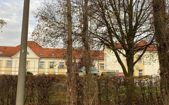 Ve Frýdlantu budou o víkendu kácet nebezpečné topoly u Rákosníčkova hřiště. Přilehlé parkoviště se uzavře