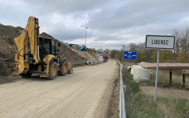 Práce na mostech na průtahu Libercem se na konci listopadu zastaví. Přes zimu bude silnici udržovat menší pluh