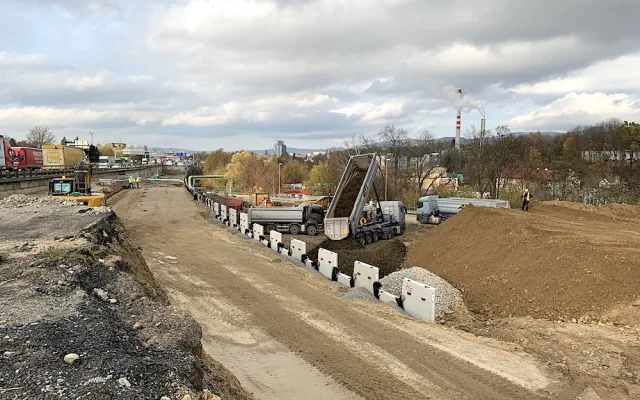 Práce na mostech na průtahu Libercem se na konci listopadu zastaví. Přes zimu bude silnici udržovat menší pluh