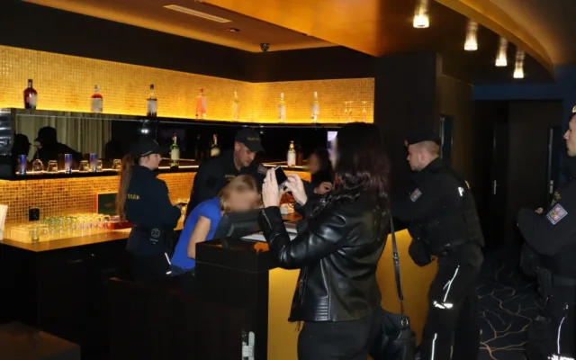 Policisté vyrazili do prodejen, restaurací a klubů. Mladé dívce v Liberci naměřili 1,88 promile