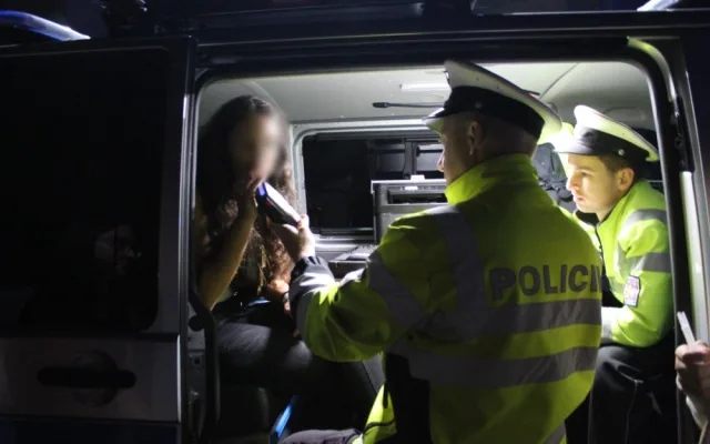 Policisté vyrazili do prodejen, restaurací a klubů. Mladé dívce v Liberci naměřili 1,88 promile