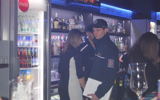 Policisté vyrazili do prodejen, restaurací a klubů. Mladé dívce v Liberci naměřili 1,88 promile