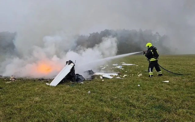 Při nehodě malého letadla v Ralsku zahynul jeden člověk
