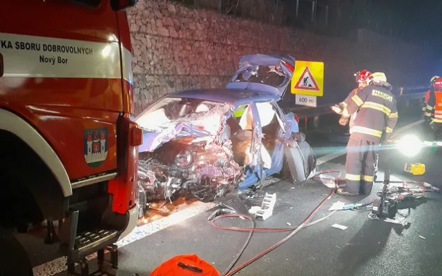 Tragická nehoda u Nového Boru. Čelní střet vozidel řidička nepřežila