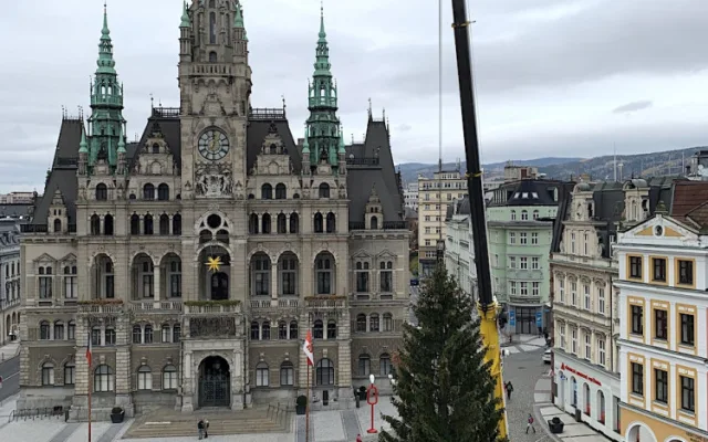 Liberec už má vánoční strom. Na náměstí dorazil z Husitské ulice