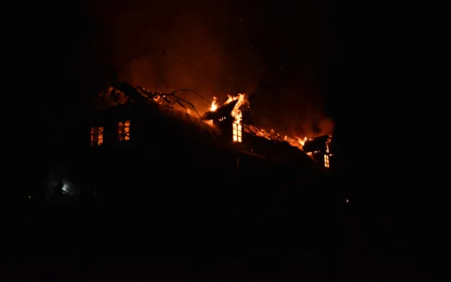 Požár rodinného domu v Českém Dubu. Podkroví pohltily plameny