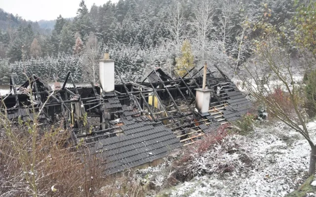Požár rodinného domu v Českém Dubu. Podkroví pohltily plameny