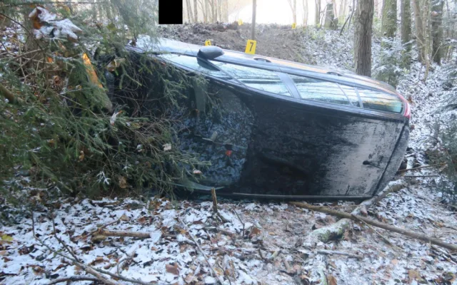 Auto u Železného Brodu skončilo převrácené v příkopu. Řidička jela příliš rychle