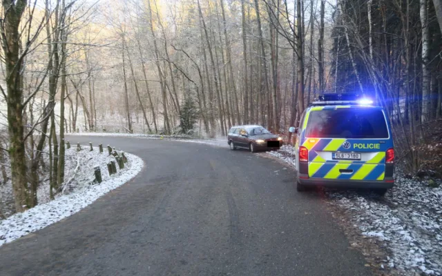 Auto u Železného Brodu skončilo převrácené v příkopu. Řidička jela příliš rychle