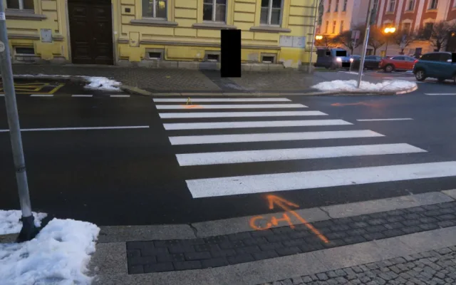Řidička v Jablonci srazila na přechodu dvě dívky. Se zraněními musely do nemocnice