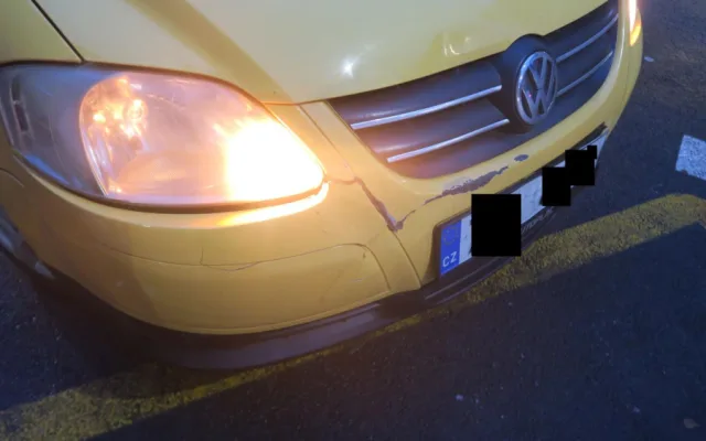 Řidička v Jablonci srazila na přechodu dvě dívky. Se zraněními musely do nemocnice