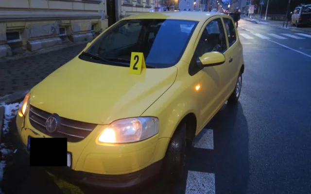 Řidička v Jablonci srazila na přechodu dvě dívky. Se zraněními musely do nemocnice