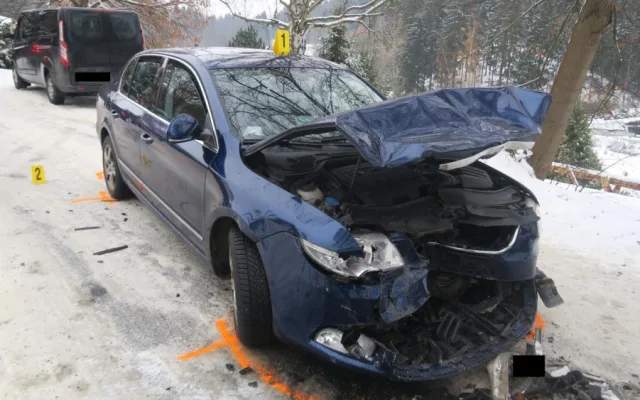 Řidiče na Jablonecku překvapila ledovka, narazil do jiného vozu. Ten dostal pokutu za letní pneumatiky