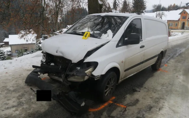 Řidiče na Jablonecku překvapila ledovka, narazil do jiného vozu. Ten dostal pokutu za letní pneumatiky