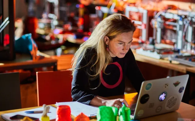 Jitka Hvězdová tvoří z odpadu vánoční ozdoby i šperky. Díky 3D tisku