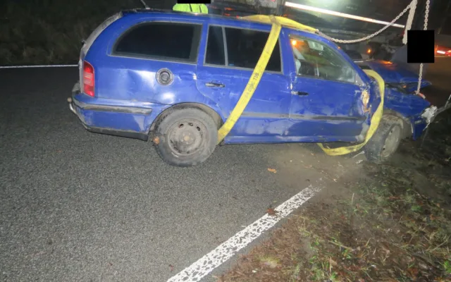 Osmnáctiletá řidička nezvládla řízení. Na Jablonecku narazila do stromů