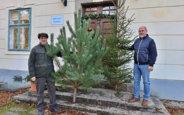 Lesník VLS Aleš Adamec a ředitel DD Jablonné v Podještědí Vlastimil Faltýnek