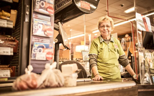 Čučení na seriály by mne zabilo, miluji být mezi lidmi, říká pokladní Věra Liscová