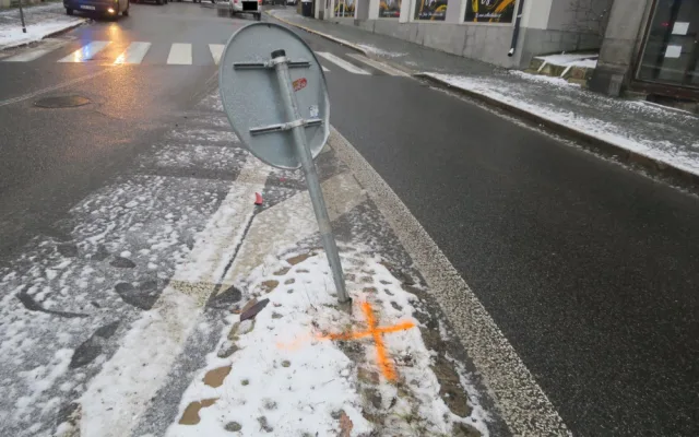 Mladý řidič narazil do dopravní značky