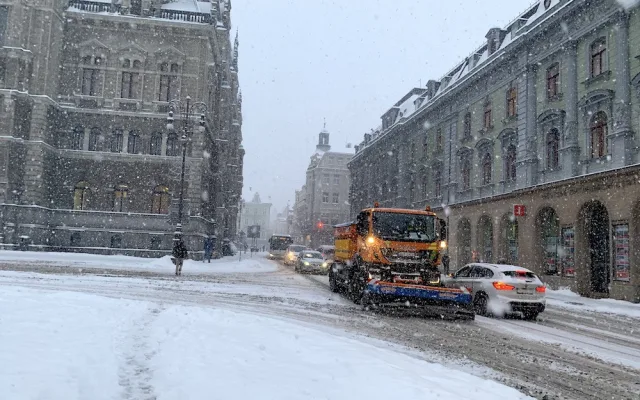Liberecký kraj zasypává sníh. Problémy na silnicích, v centru Liberce došlo k několika nehodám