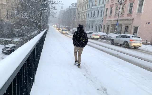 Liberecký kraj zasypává sníh. Problémy na silnicích, v centru Liberce došlo k několika nehodám