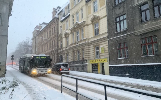 Liberecký kraj zasypává sníh. Problémy na silnicích, v centru Liberce došlo k několika nehodám