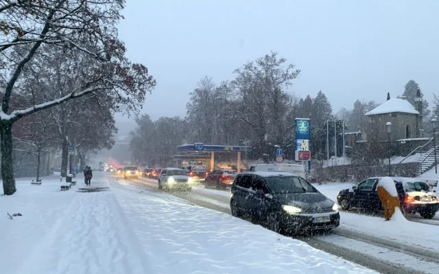 Liberecký kraj zasypává sníh. Problémy na silnicích, v centru Liberce došlo k několika nehodám