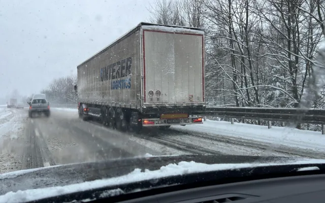 Liberecký kraj zasypal sníh. Problémy na silnicích, převrácený kamion zablokoval výpadovku u Makra