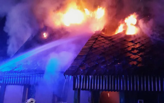 Požár domu na Českolipsku. Obyvatelé stihli včas utéct, příčina je zatím nejasná