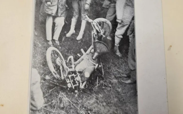 Výstrižek z novin, nehoda na závodech