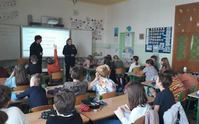 Liberečtí policisté přednášejí o bezpečnosti i dětem z Ukrajiny. Navštěvují zejména základní školy