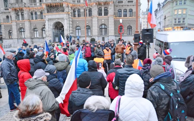 Totalita vs. svoboda? Ladislav Vrábel přilákal na náměstí před radnicí asi dvě stovky lidí