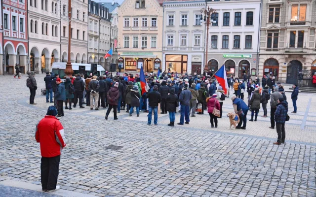 Totalita vs. svoboda? Ladislav Vrábel přilákal na náměstí před radnicí asi dvě stovky lidí
