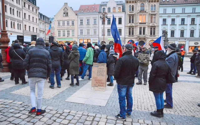 Totalita vs. svoboda? Ladislav Vrábel přilákal na náměstí před radnicí asi dvě stovky lidí