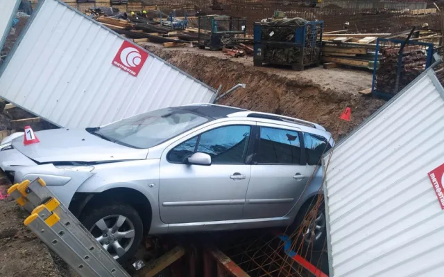 Noční cesta autem skončila ve výkopu parkovacího domu. Řidič zmizel