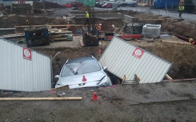 Noční cesta autem skončila ve výkopu parkovacího domu. Řidič zmizel
