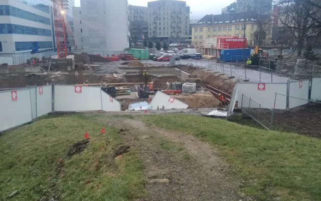 Noční cesta autem skončila ve výkopu parkovacího domu. Řidič zmizel