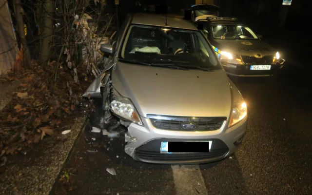 Před policisty ujížděl centrem Jablonce v kradeném autě. Honička skončila nárazem do plynové přípojky