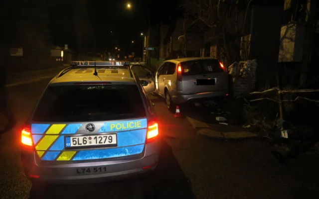 Před policisty ujížděl centrem Jablonce v kradeném autě. Honička skončila nárazem do plynové přípojky