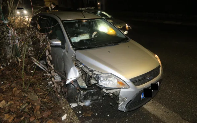 Před policisty ujížděl centrem Jablonce v kradeném autě. Honička skončila nárazem do plynové přípojky