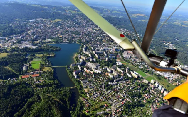 Ve vzduchu dohlédne, kam jen chce. Honza Melša v rogale křižuje nebe a fotí krásu okamžiku