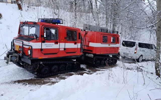Hasičský obojživelník vyrazil na pomoc k nehodě. Ze sněhu vytáhl uvízlé vozy