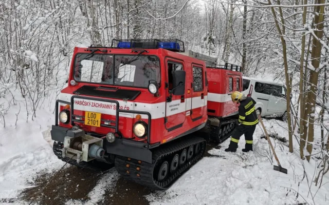 Hasičský obojživelník vyrazil na pomoc k nehodě. Ze sněhu vytáhl uvízlé vozy