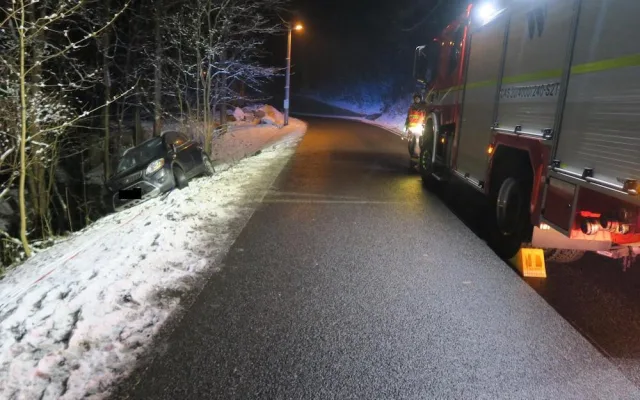Řídil po pěti panácích vodky, pak havaroval. Policistům nadýchal přes dvě promile, spolujezdkyně skoro čtyři