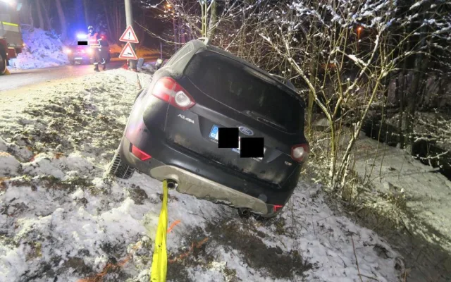 Řídil po pěti panácích vodky, pak havaroval. Policistům nadýchal přes dvě promile, spolujezdkyně skoro čtyři