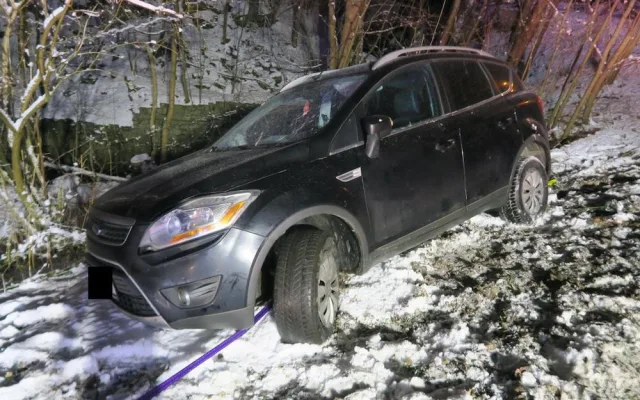 Řídil po pěti panácích vodky, pak havaroval. Policistům nadýchal přes dvě promile, spolujezdkyně skoro čtyři